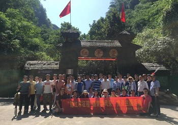平江县发展和改革局党组成员在仙姑岩·红军营开展“踏红军征程 扬青春风采”党建活动